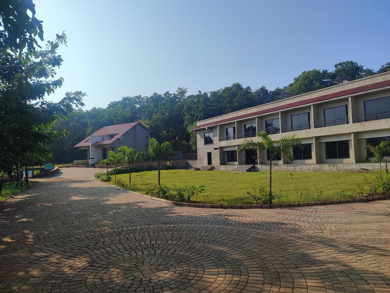 Vits Roccia Hill Resort And Adventure Park, Navapur Songadh 外观 照片