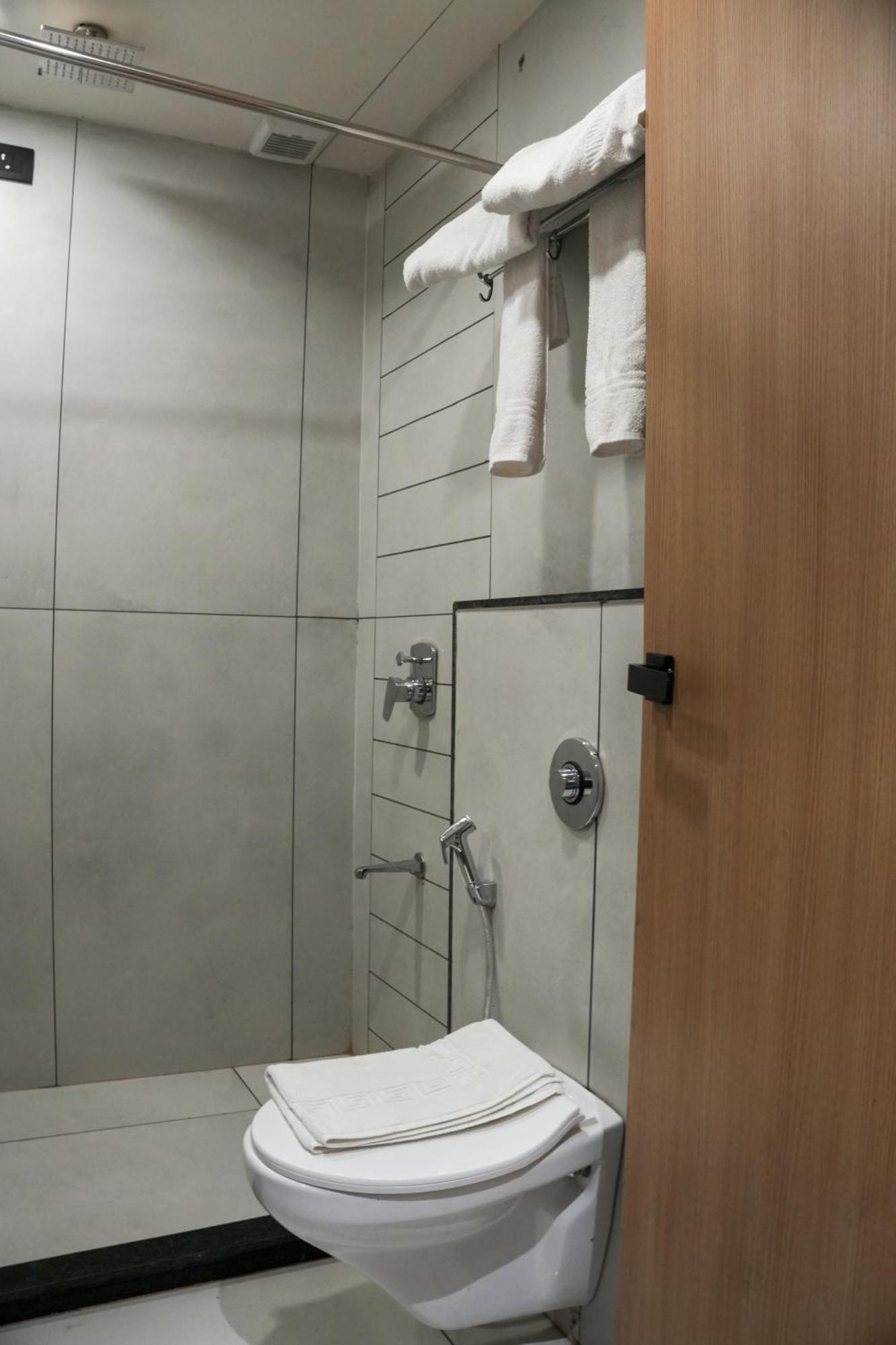 Vits Roccia Hill Resort And Adventure Park, Navapur Songadh 外观 照片