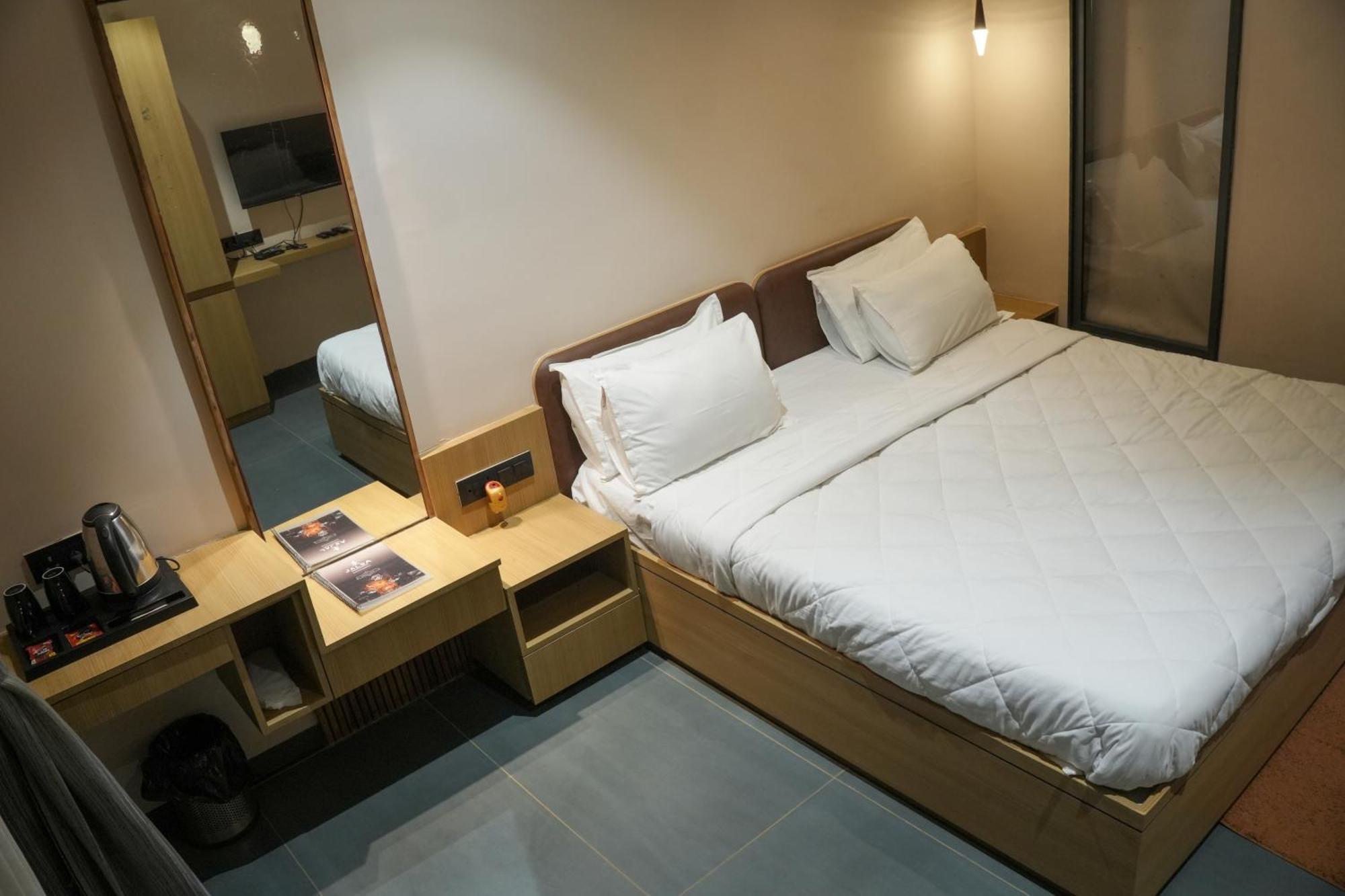 Vits Roccia Hill Resort And Adventure Park, Navapur Songadh 外观 照片
