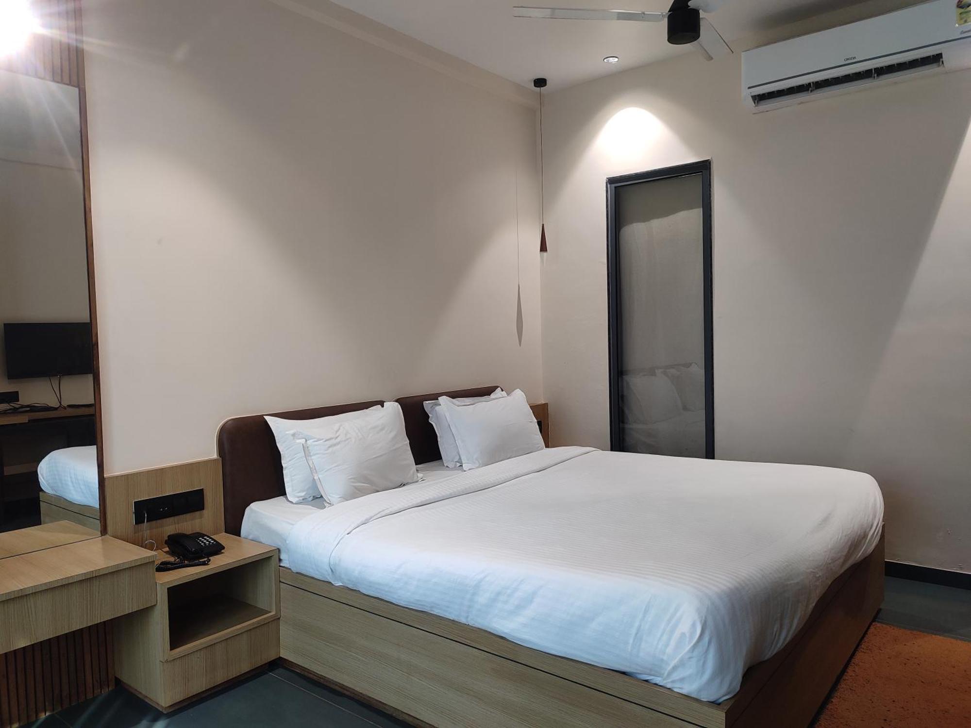 Vits Roccia Hill Resort And Adventure Park, Navapur Songadh 外观 照片